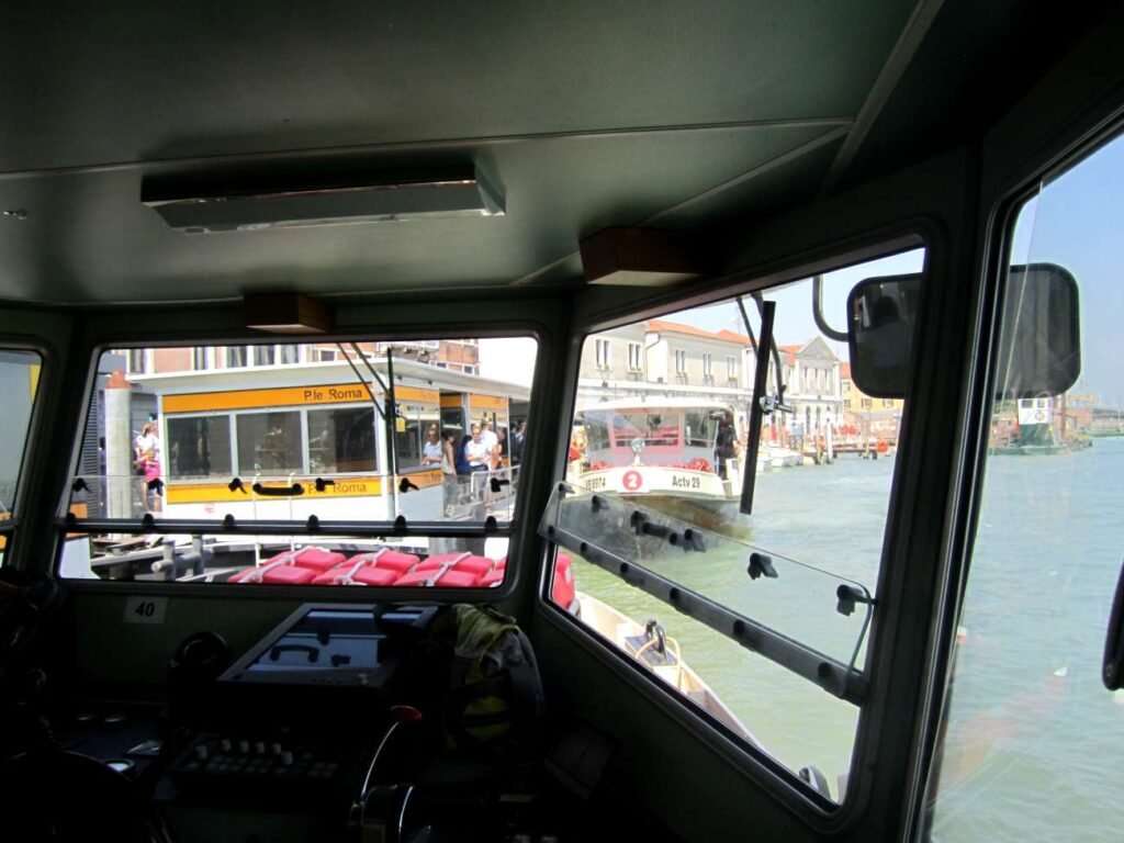 🚤 Vaporetto à Venise : Sécurité et Guide Anti-Mal de Mer